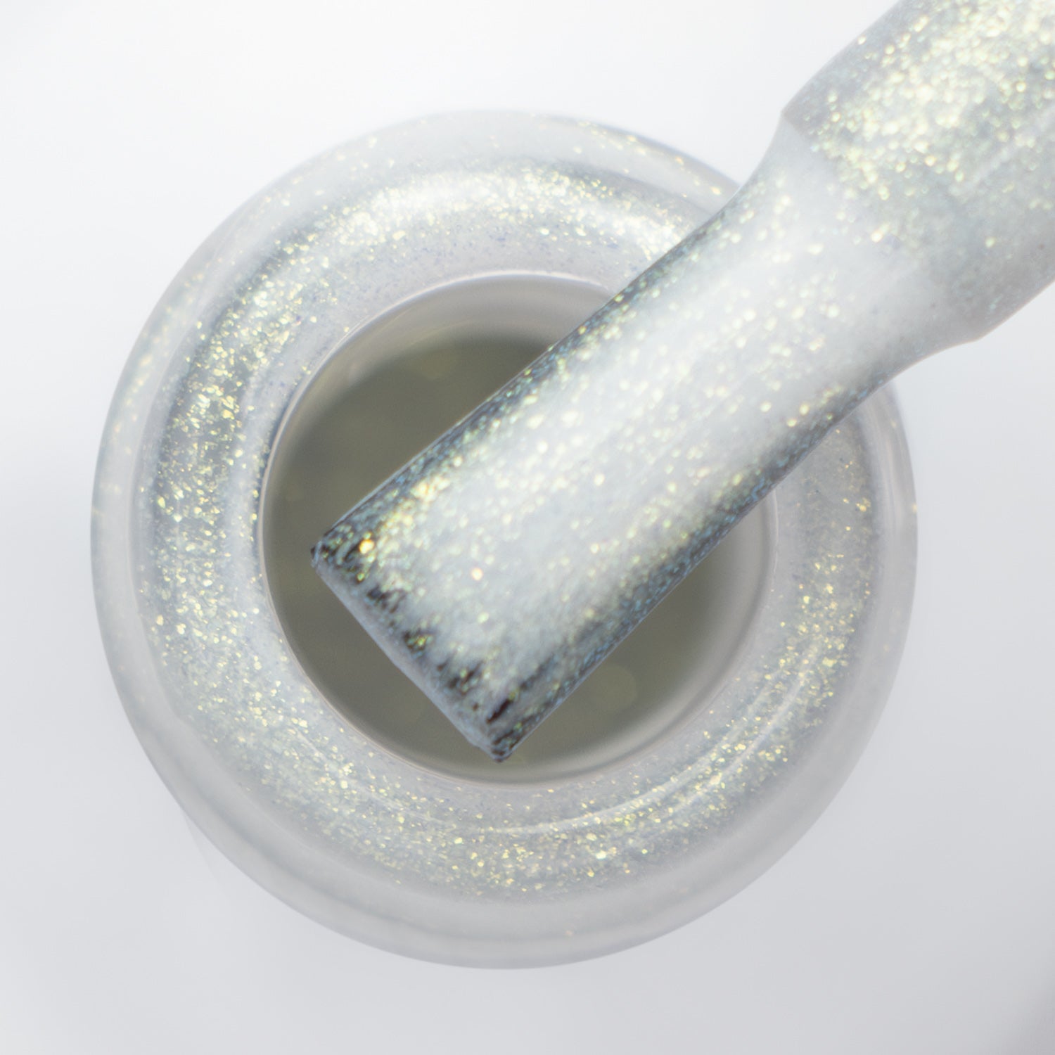 Gargalo com o pincel a mostrar a cor branco leitoso com shimmer incorporado