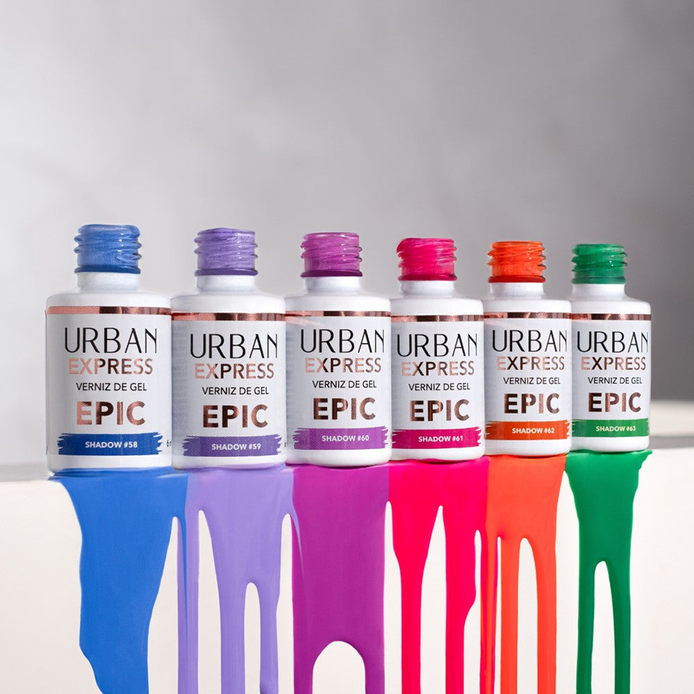 Boiões na parede com mancha de cor a escorrer