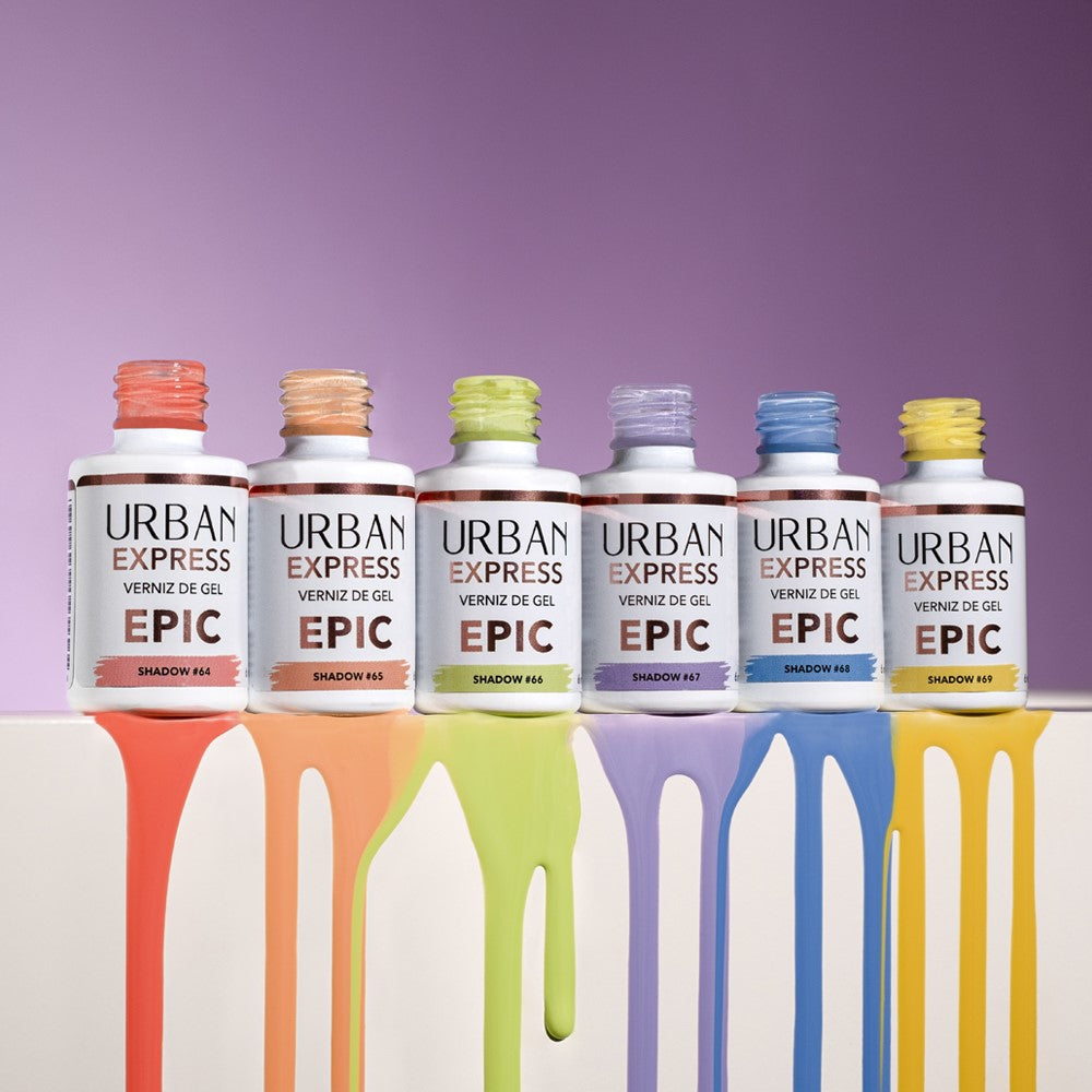 6 boiões na parede com as manchas de cor a escorrer