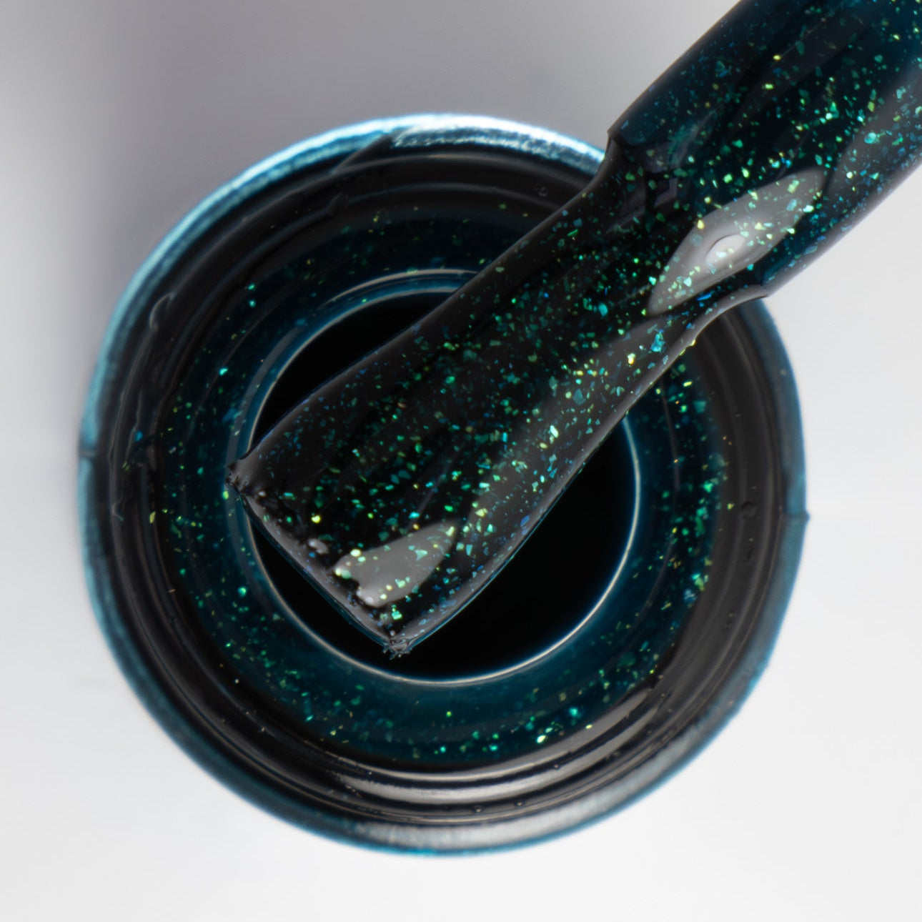 Pincel em cima do gargalo a mostrar a cor