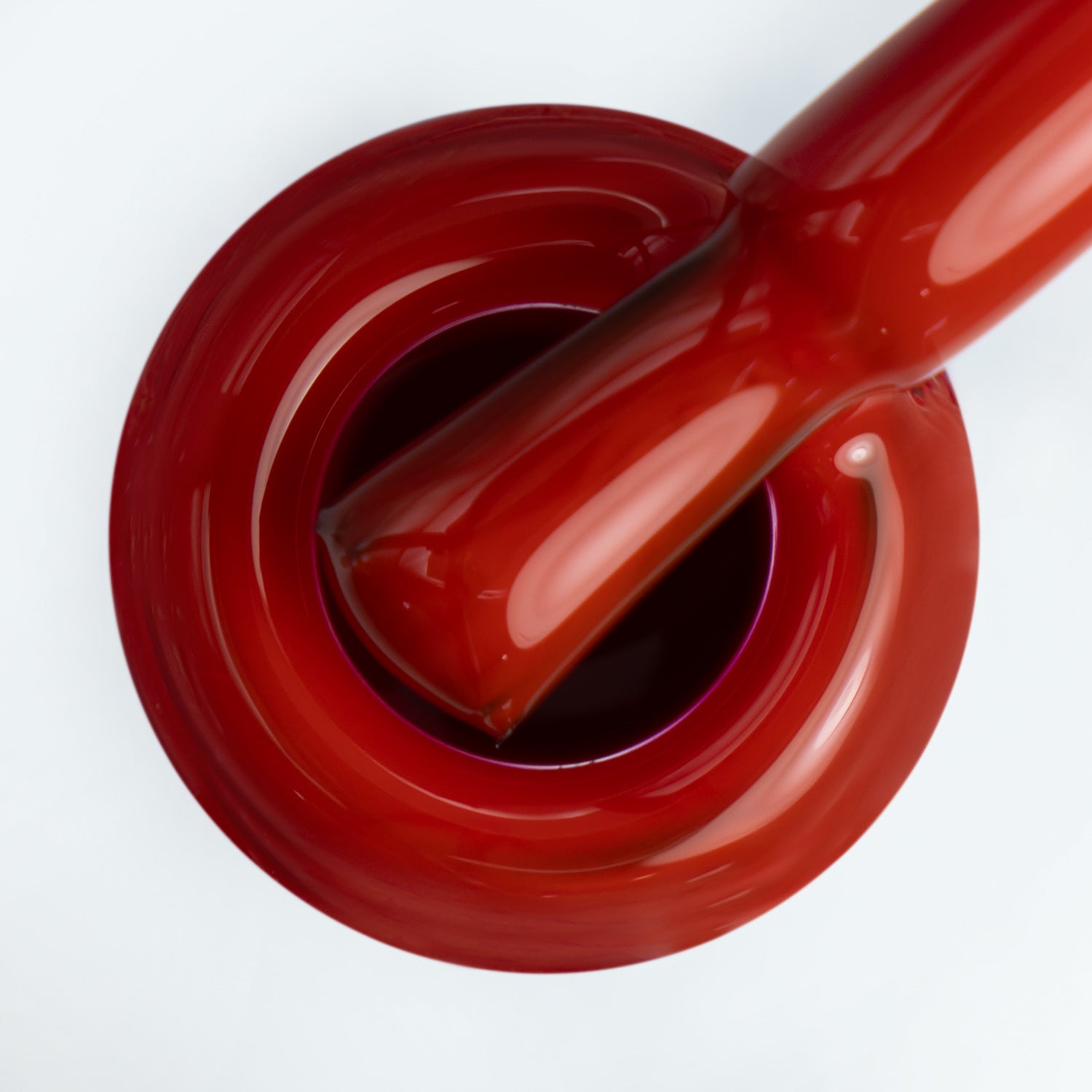 Pincel em cima do gargalo a mostrar a cor