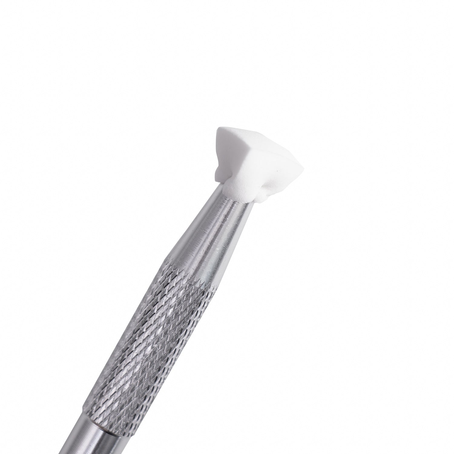 Caneta metálica do Ombre Tool Set com a garra a agarrar a esponja mini