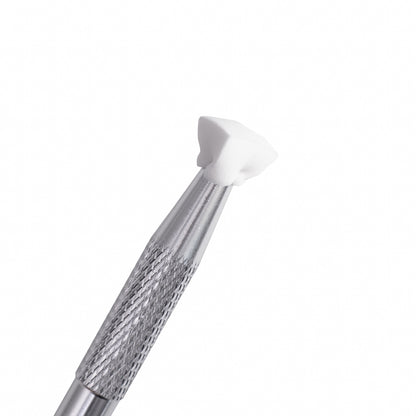 Caneta metálica do Ombre Tool Set com a garra a agarrar a esponja mini