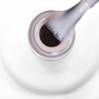 Boião aberto com pincel a sair do gargalo a mostrar a cor