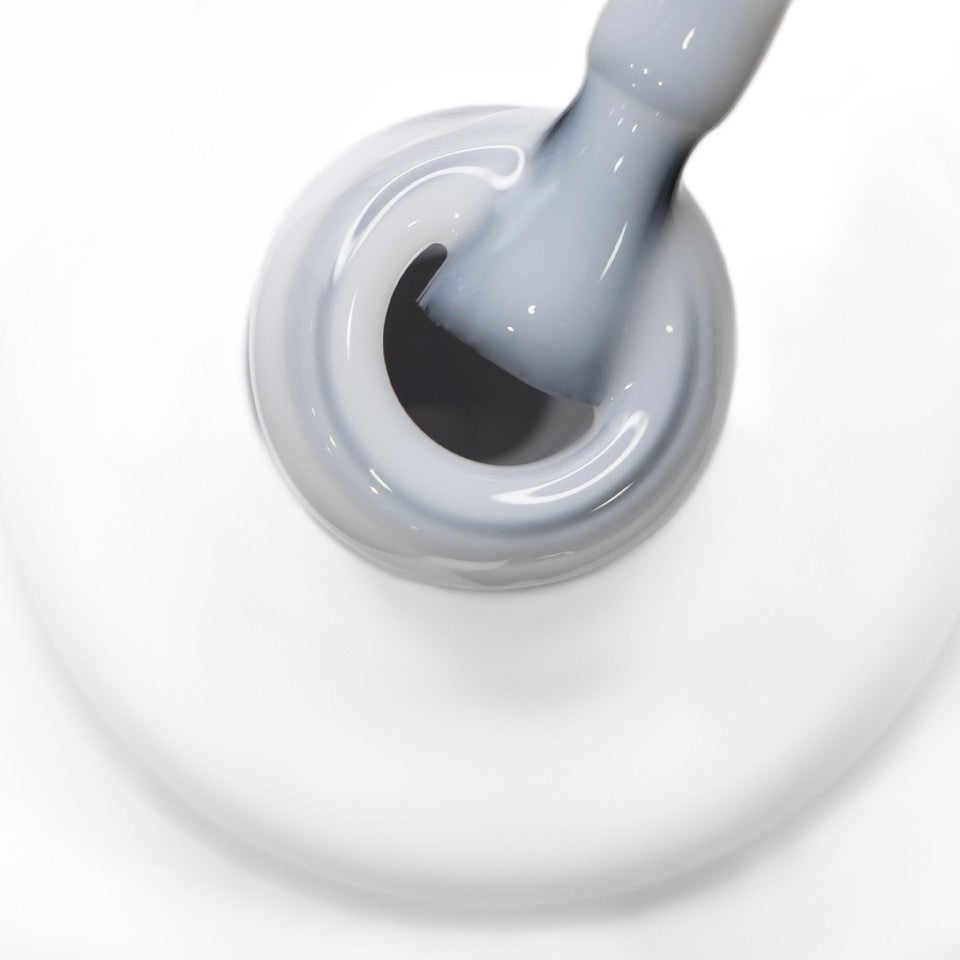 Boião branco visto de cima com gargalo e pincel a mostrar a cor