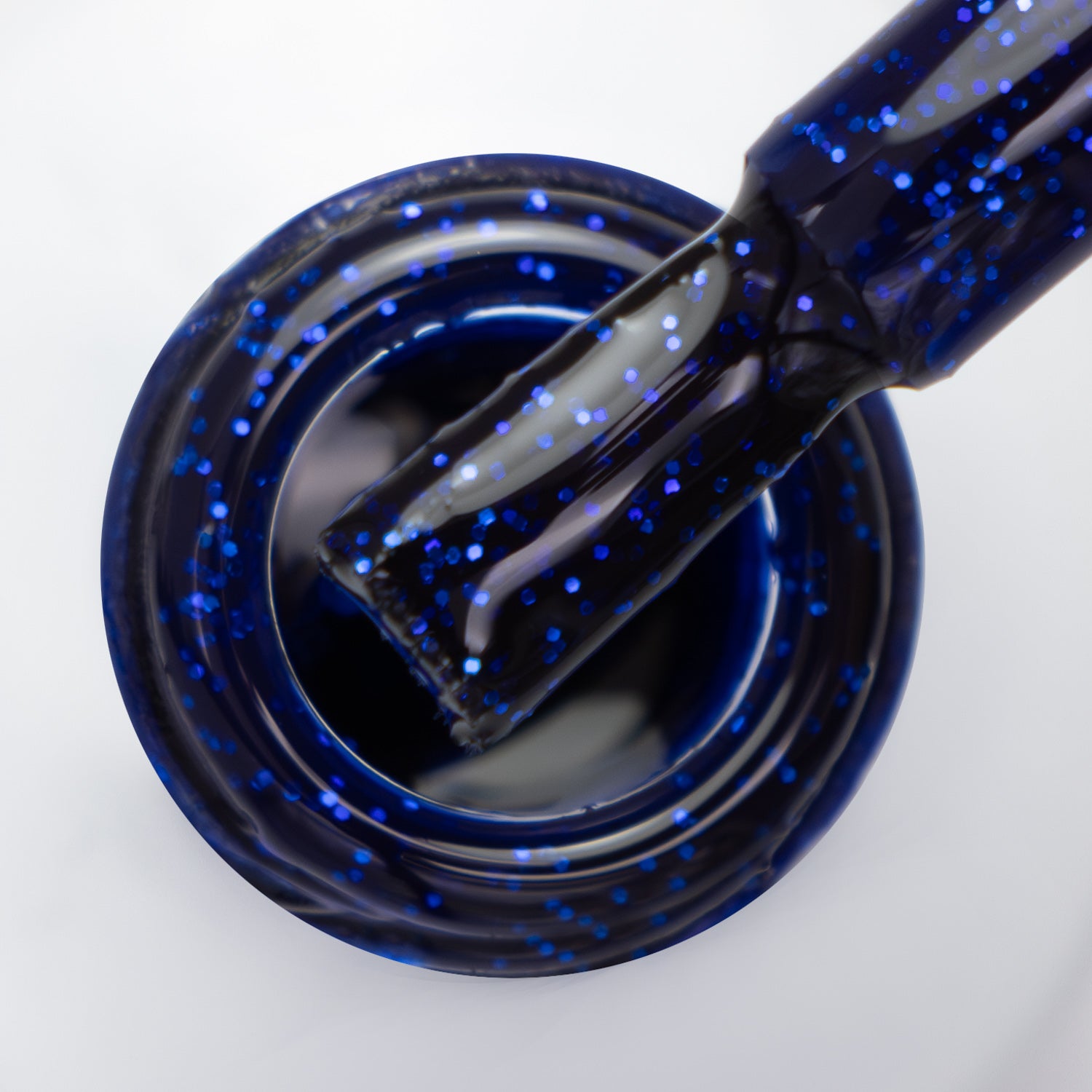 Pincel com gargalo a mostrar a cor azul intenso com shimmer incorporado