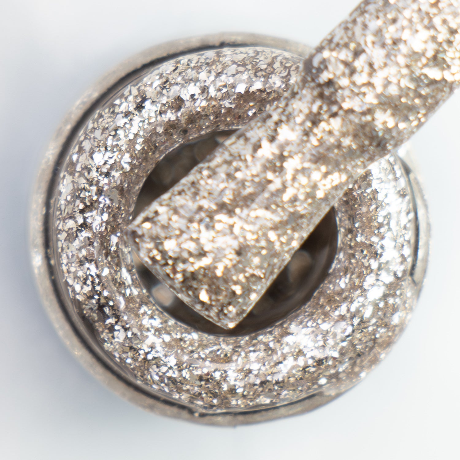 Pincel em cima do gargalo a mostrar a cor