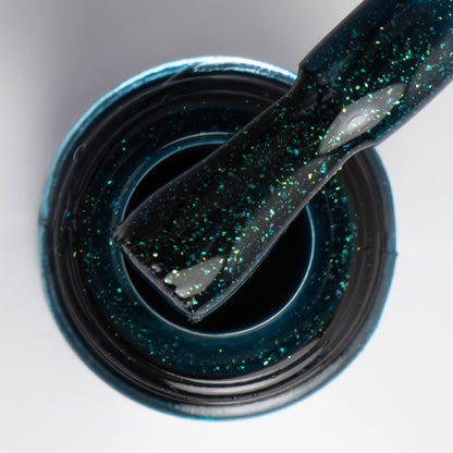 Pincel em cima do gargalo a mostrar a cor