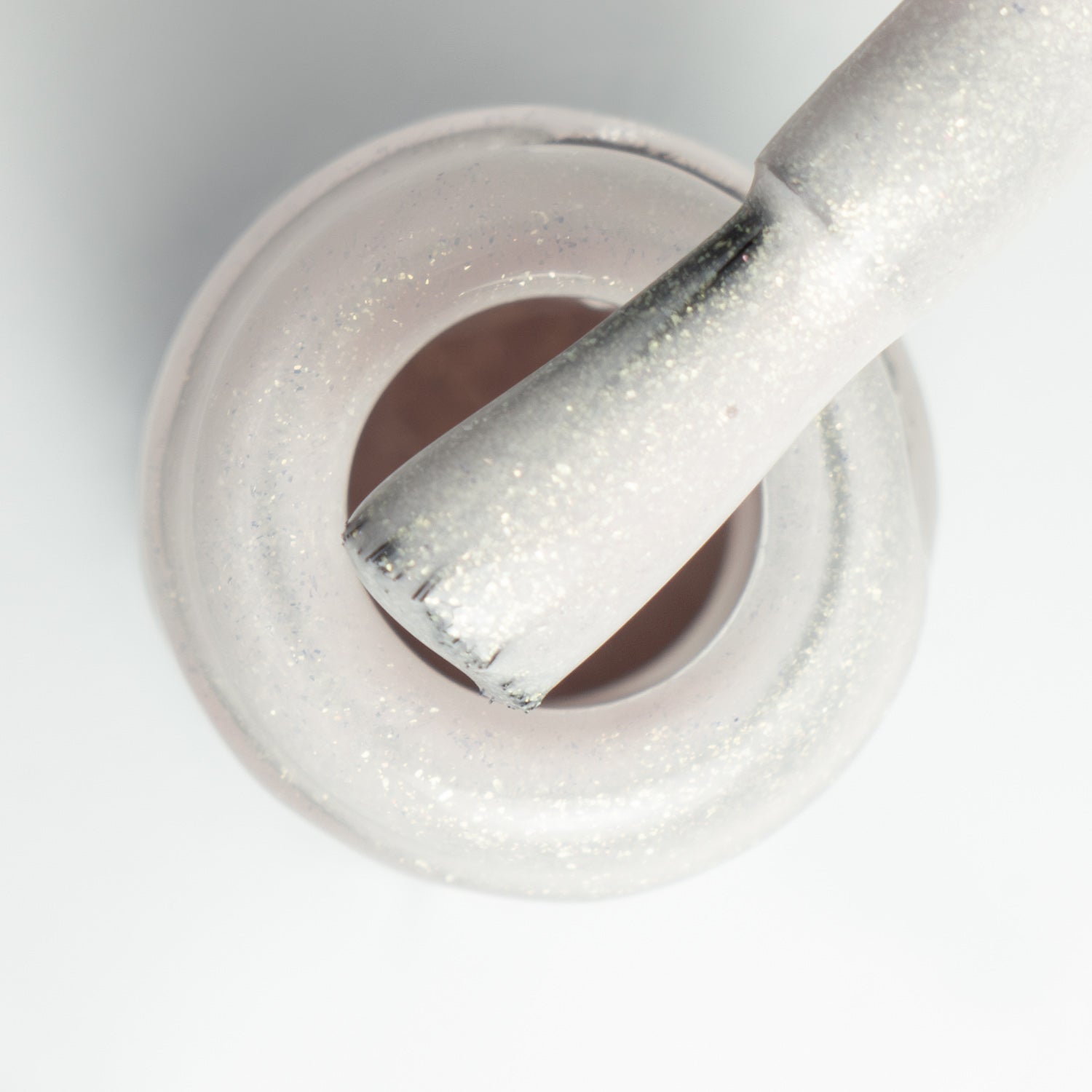 Pincel em cima do gargalo a mostrar a cor