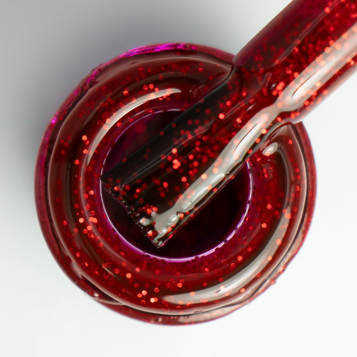 Pincel em cima do gargalo a mostrar a cor