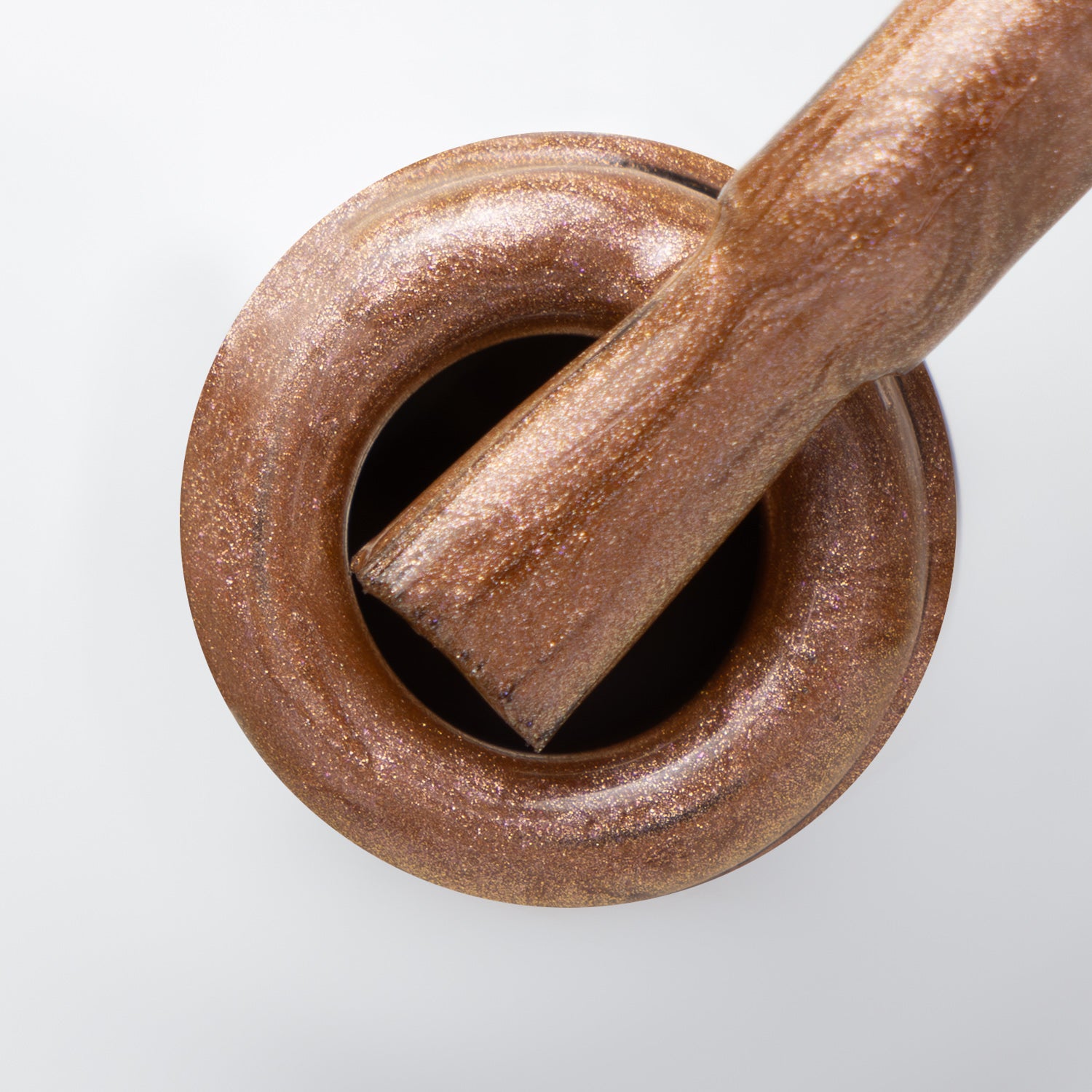 Gargalo e pincel a mostrar a cor