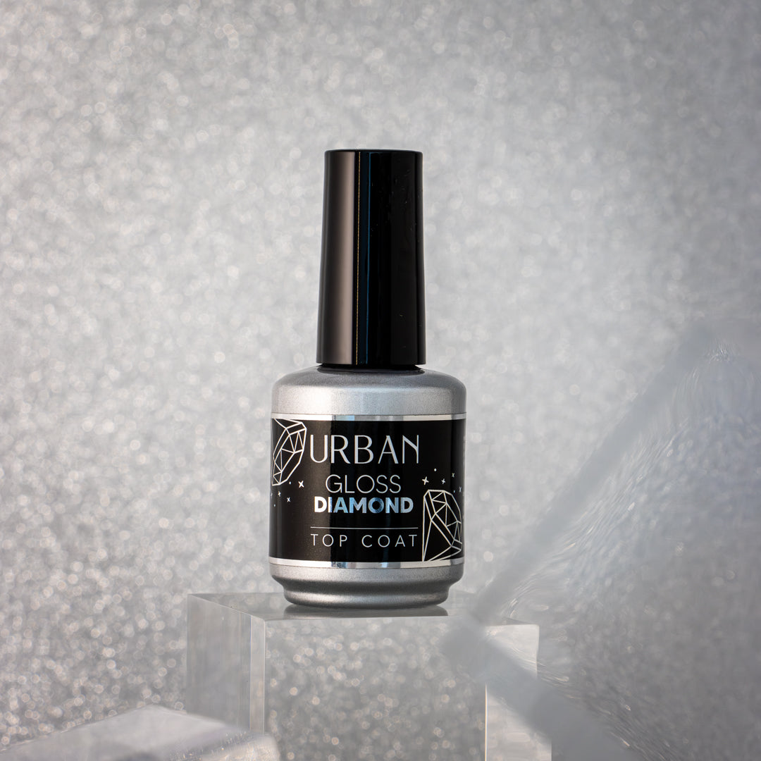 Boião prateado com rótulo preto e tampa preta com fundo ambiente cinzento