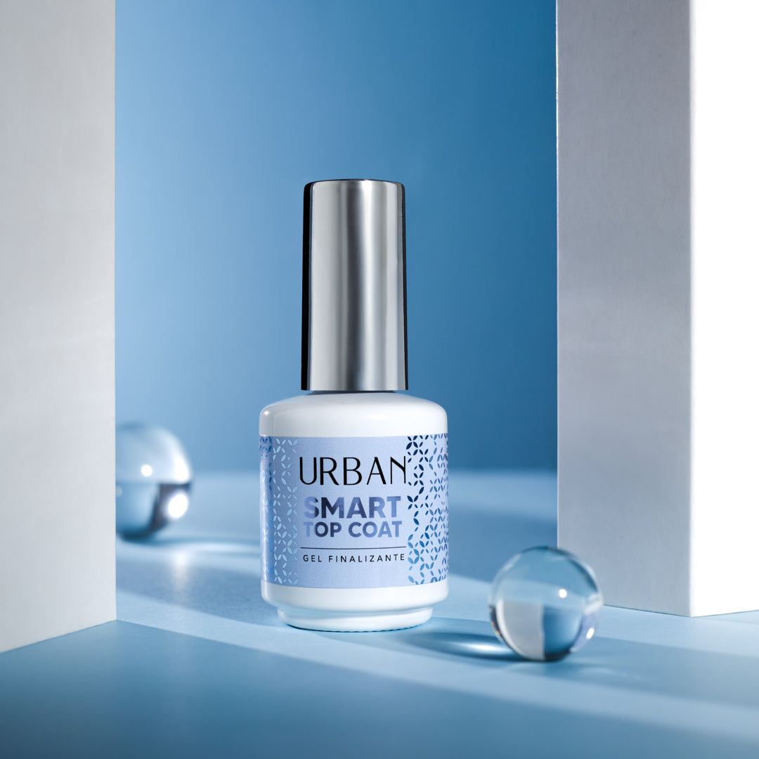 Imagem do boião branco com rótulo azul e tampa prateada em fundo ambiente azul