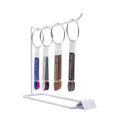 Mostruário de cores branco com tips penduradas para demonstração