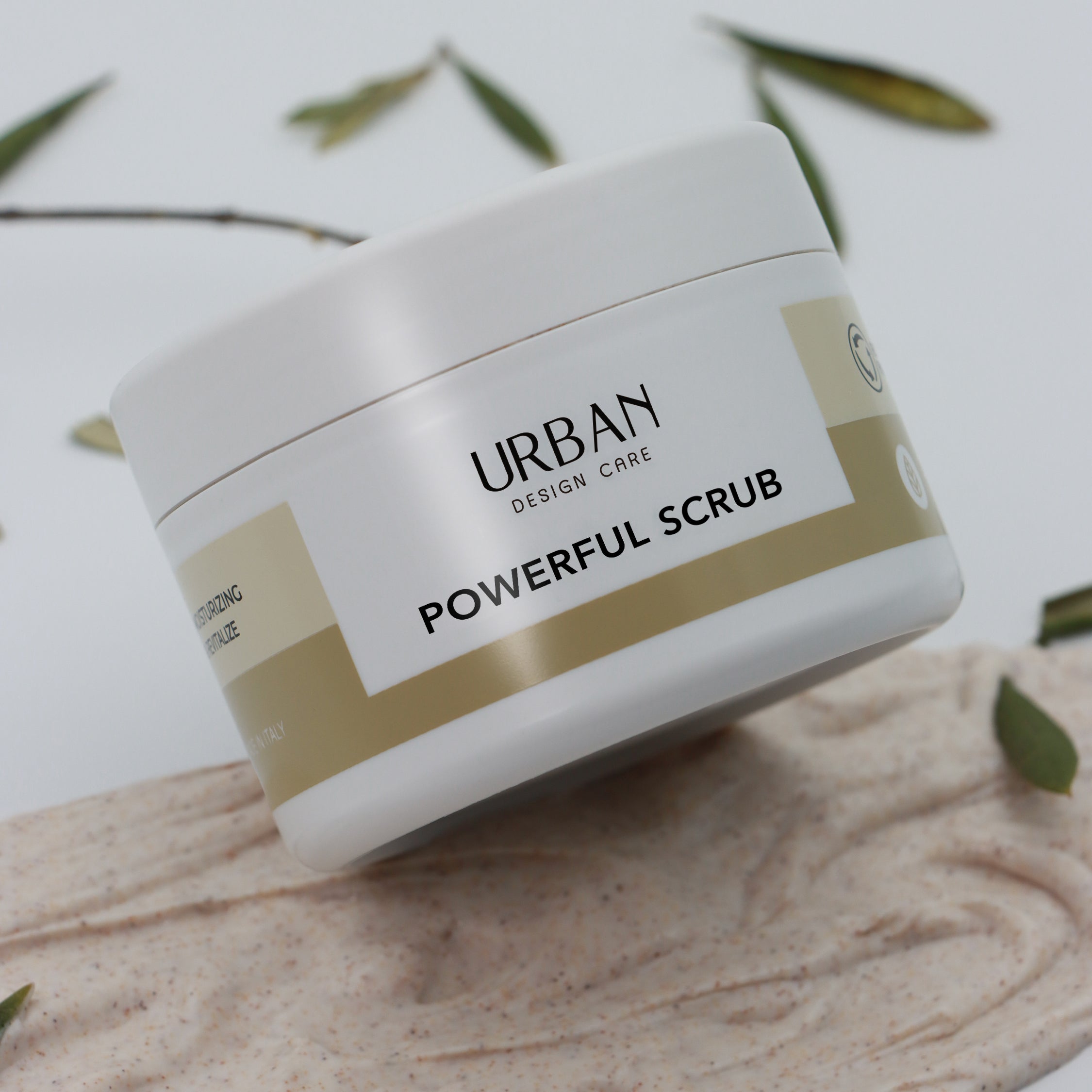 boião branco em fundo ambiente, esfoliante para mãos