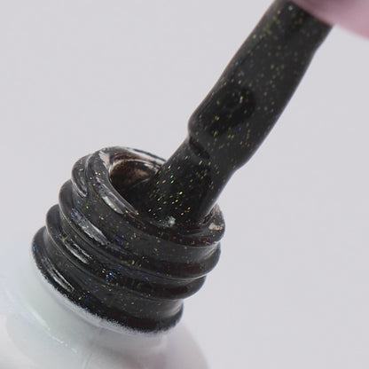 Pincel a ser retirado do boião com cor verde escuro