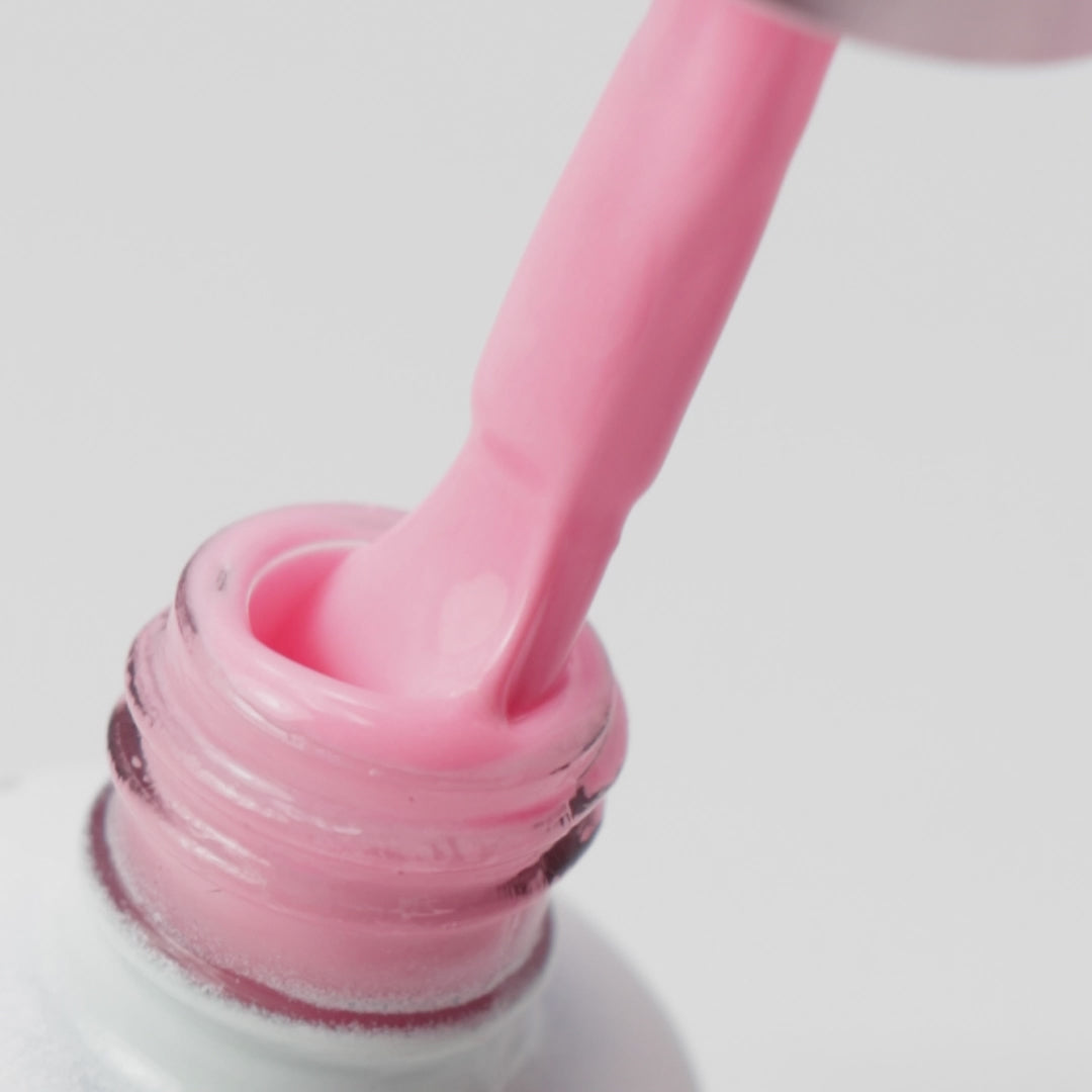 Vídeo a mostrar gargalo com o pincel e a cor do verniz gel Rosa Bloom #94 da coleção Epic Bloom Shades Urban Design Care. Tom rosa pastel tendência verão.