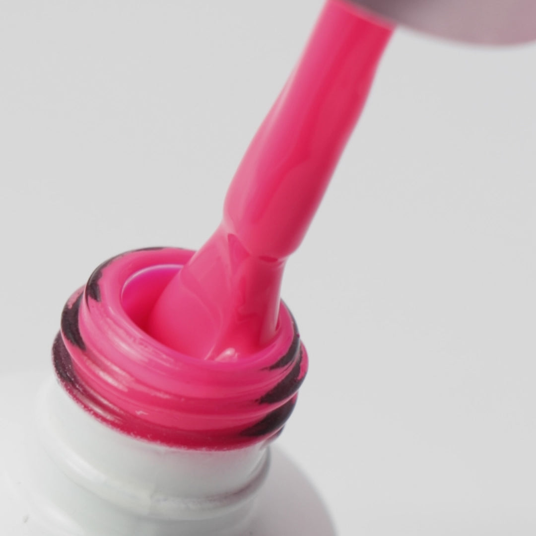 Vídeo a mostrar gargalo com o pincel e a cor do verniz gel Pink Energy #95 da coleção Epic Bloom Shades Urban Design Care. Tom rosa vibrante tendência verão.