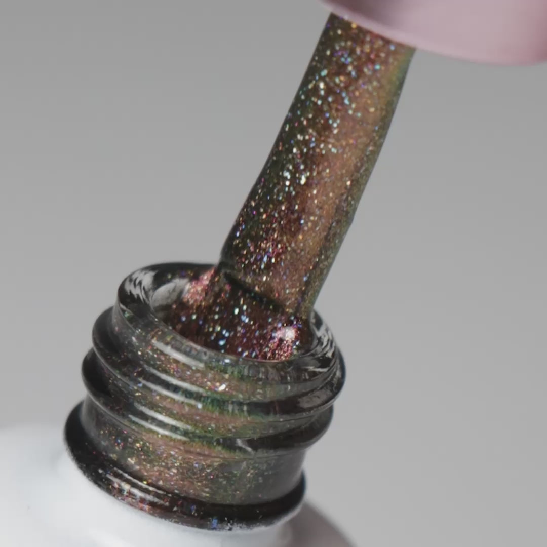 Pincel a sair do boião a mostrar cor