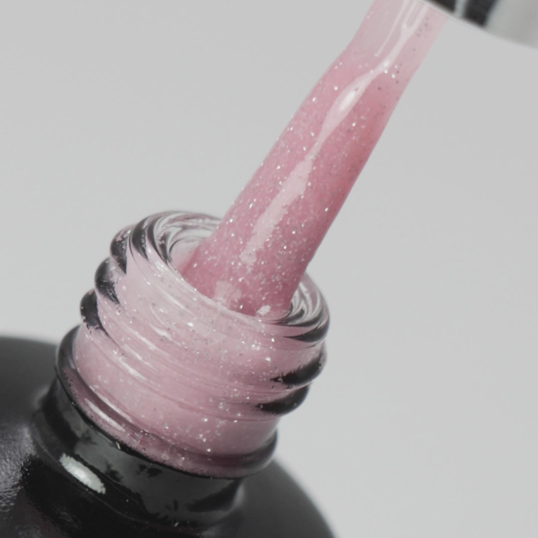Vídeo que mostra o pincel a sair do gargalo do Strong Fix Flash Vintage Rose para mostrar a cor