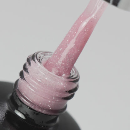 Vídeo que mostra o pincel a sair do gargalo do Strong Fix Flash Vintage Rose para mostrar a cor