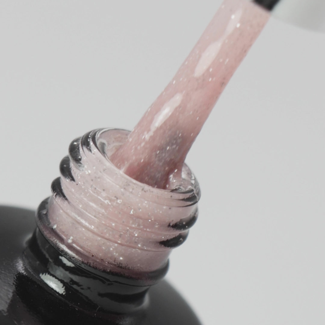 Vídeo que mostra o pincel a sair do gargalo do Strong Fix Flash Soft Rose para mostrar a cor