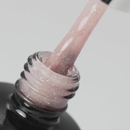 Vídeo que mostra o pincel a sair do gargalo do Strong Fix Flash Soft Rose para mostrar a cor