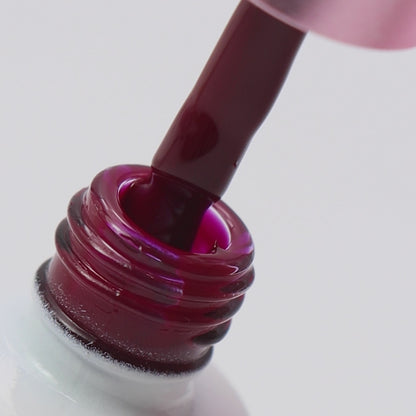 Pincel a ser retirado do boião com cor bordô