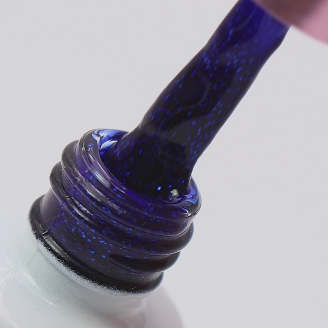 Pincel a ser retirado do boião com cor azul intenso