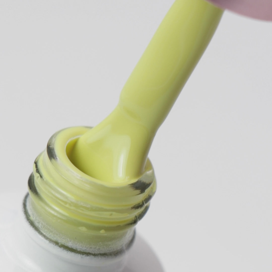 Vídeo a mostrar gargalo com o pincel e a cor do verniz gel Lime Glow #97 da coleção Epic Bloom Shades Urban Design Care. Tom verde lima pastel tendência verão.