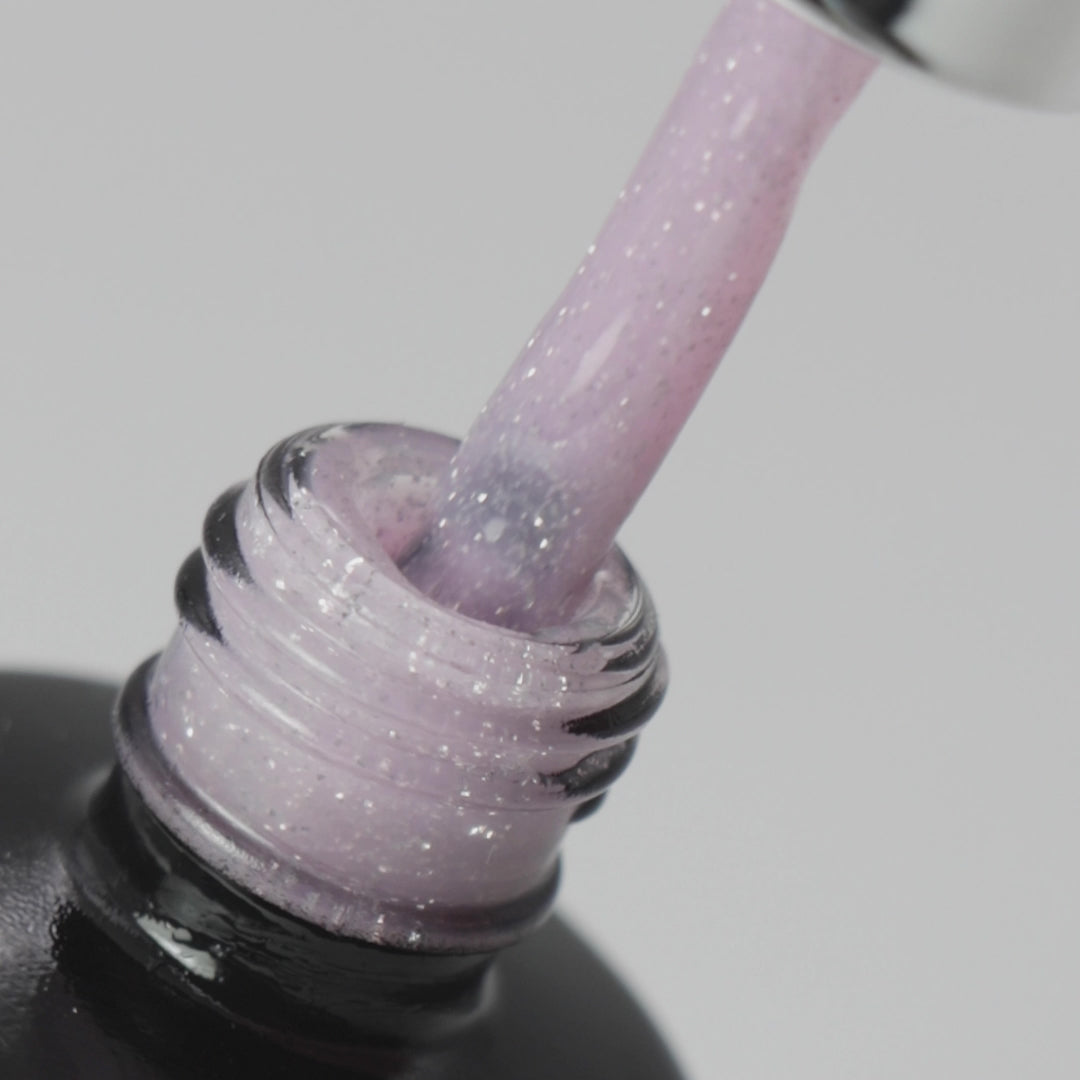 Vídeo que mostra o pincel a sair do gargalo do Strong Fix Flash Lavender para mostrar a cor