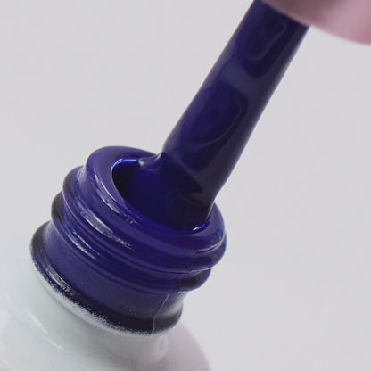 Pincel a ser retirado do boião com cor azul