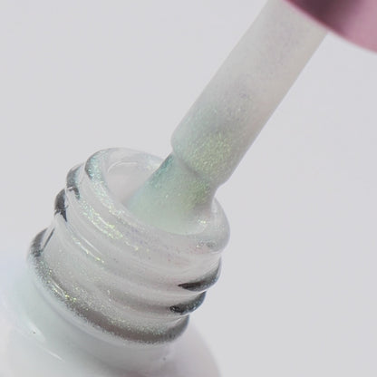 Pincel a ser retirado do boião com cor branca