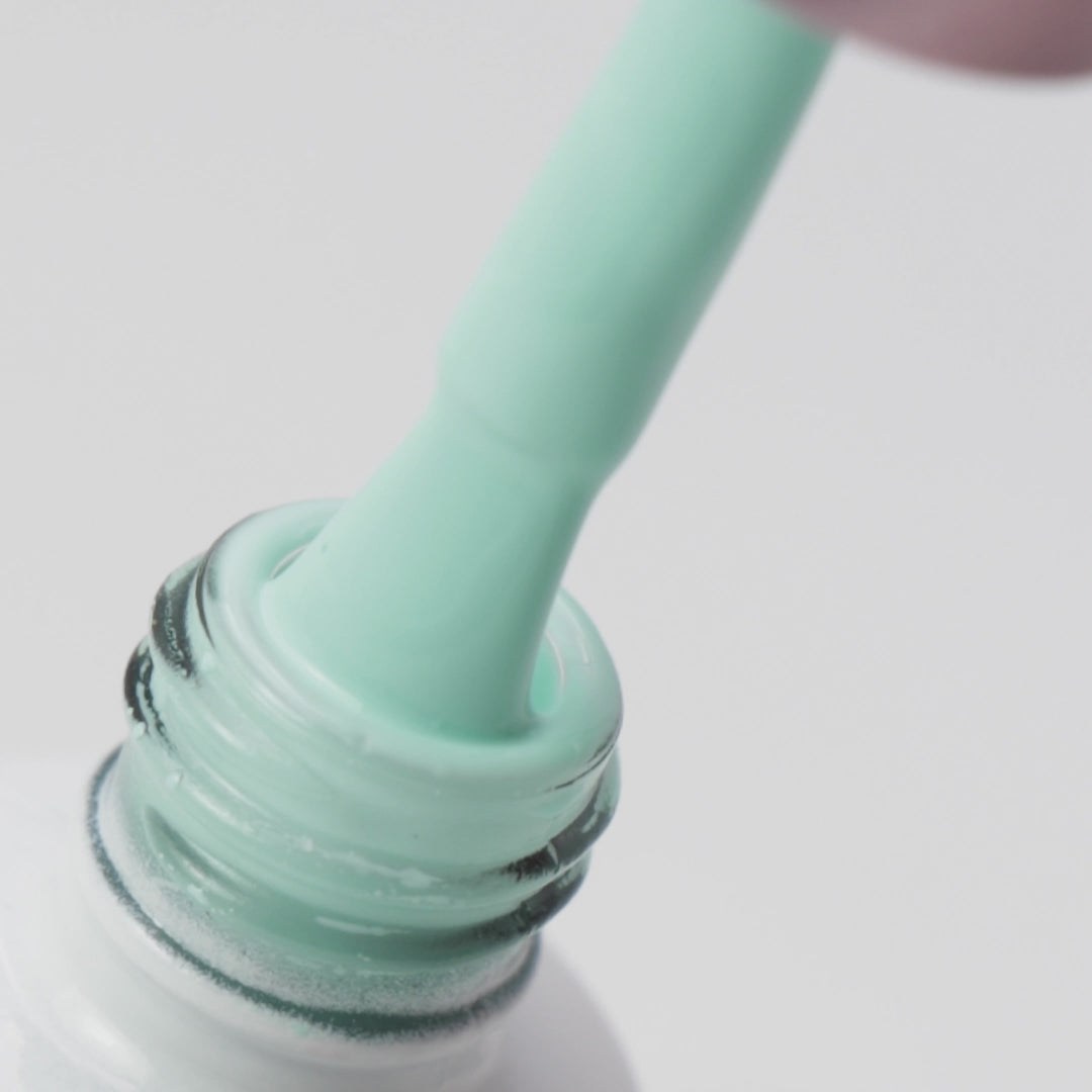Vídeo a mostrar gargalo com o pincel e a cor do verniz gel Aqua Bloom 