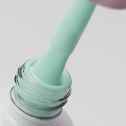 Vídeo a mostrar gargalo com o pincel e a cor do verniz gel Aqua Bloom 